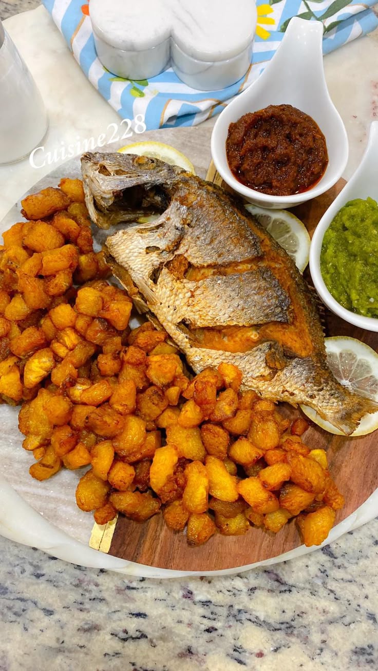 Alloco poisson (Fried banana with fish)